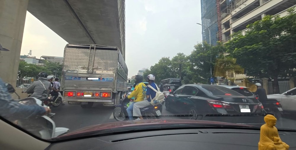 Giao thông Hà Nội sáng 23.9: Hầm chui Trung Hòa ùn do xe gặp sự cố - ảnh 1