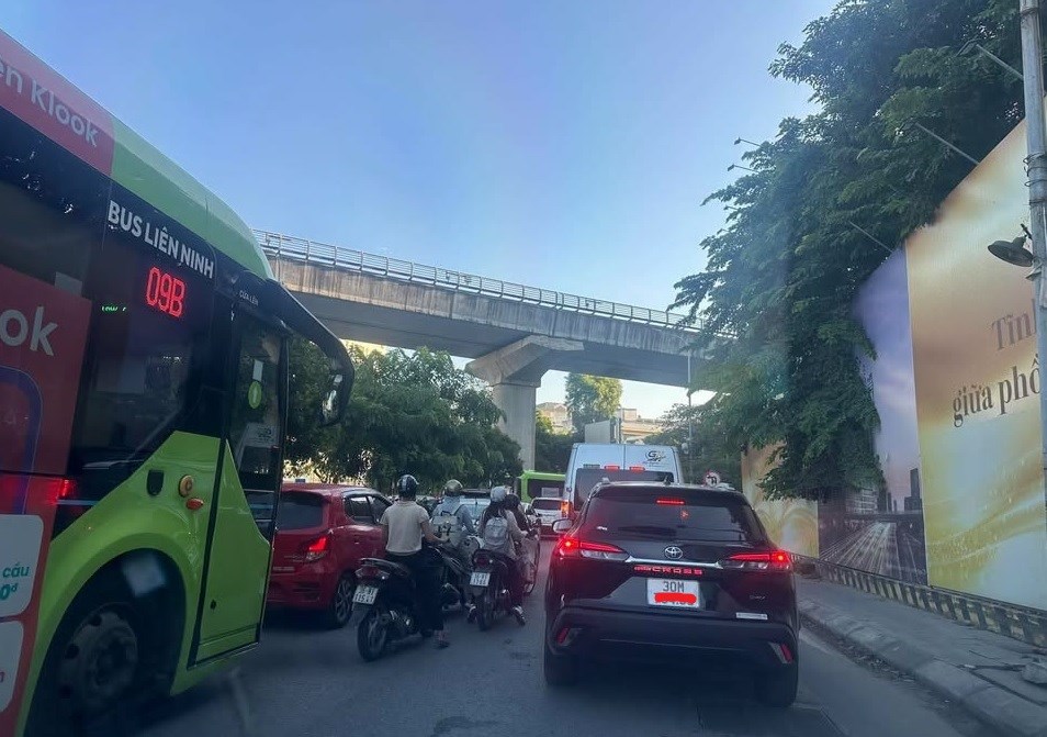 Giao thông Hà Nội sáng 30.9: Cầu Giấy ùn dài, 4 xe va chạm gần Bệnh viện 108 - ảnh 1