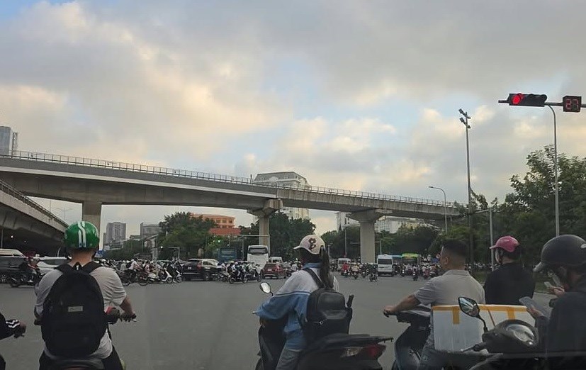Giao thông Hà Nội sáng 1.10: Tôn Thất Tùng bắt đầu tắc, cầu Thăng Long chậm dần - ảnh 1