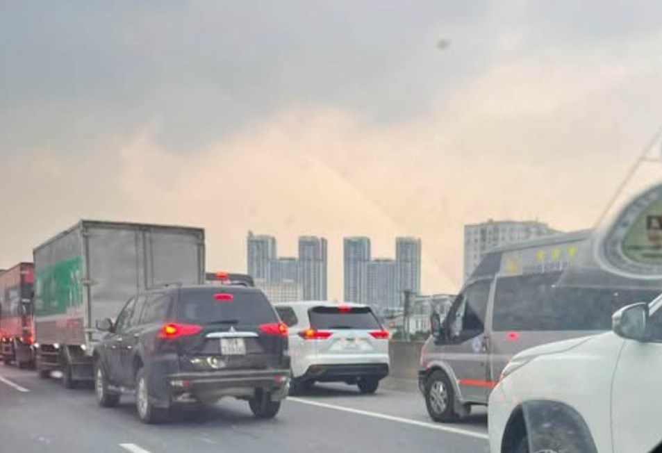 Giao thông Hà Nội sáng 8.10: Vành đai 3 ùn rất dài, La Thành - Sơn Tây xảy ra va chạm - ảnh 1