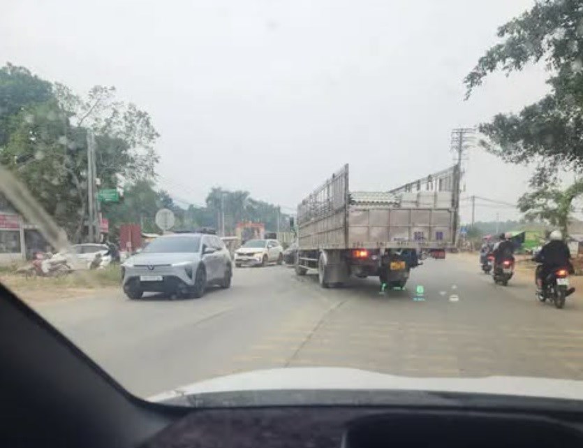 Giao thông Hà Nội sáng 10.10: Cầu Thăng Long ùn hướng Nội Bài - ảnh 1