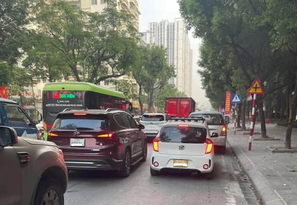 Giao thông Hà Nội sáng 14.10: Ô tô gặp sự cố tại nút Nguyễn Trãi - ảnh 1