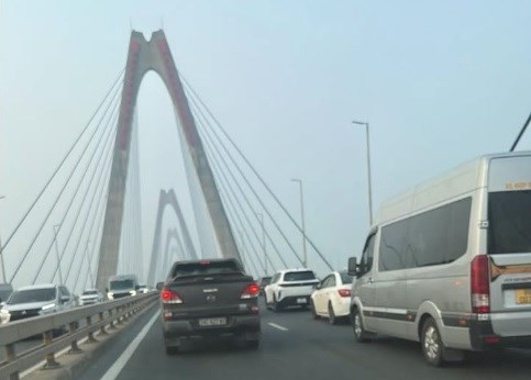 Giao thông Hà Nội sáng 15.10: Cầu Nhật Tân ùn sau va chạm - ảnh 1