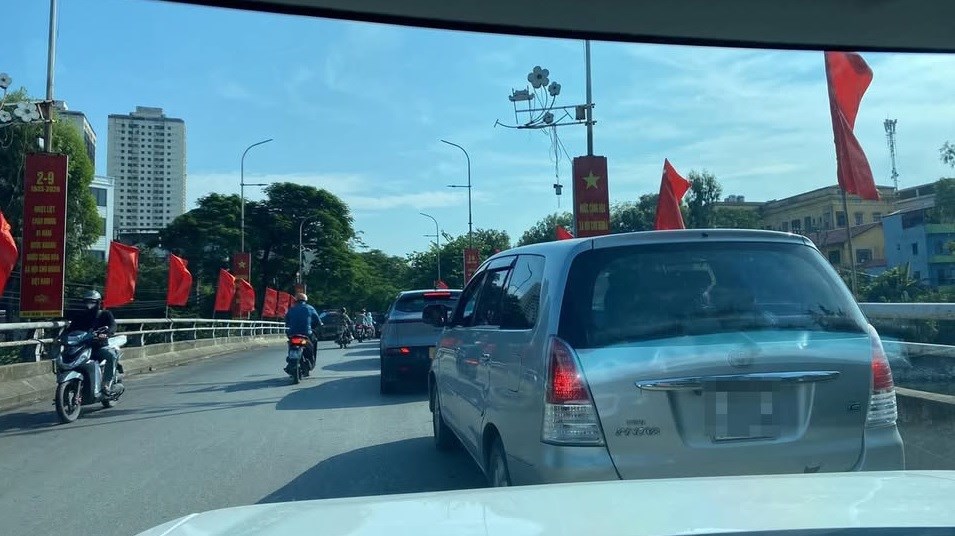 Giao thông Hà Nội sáng 20.10: Nguyễn Văn Cừ, cầu Thanh Trì ùn dài - ảnh 1