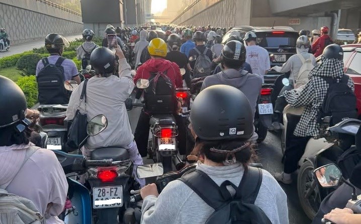 Giao thông Hà Nội sáng 21.10: Va chạm tại lối lên Vành đai 3, nhiều tuyến ùn dài - ảnh 1