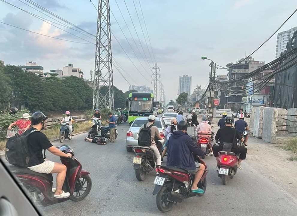 Giao thông Hà Nội sáng 22.10: Âu Cơ ùn tại công trường cầu Tứ Liên - ảnh 1