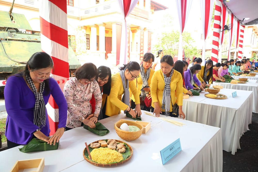 Vĩnh Long: Thực hành truyền dạy gói bánh chưng, bánh giầy - ảnh 3
