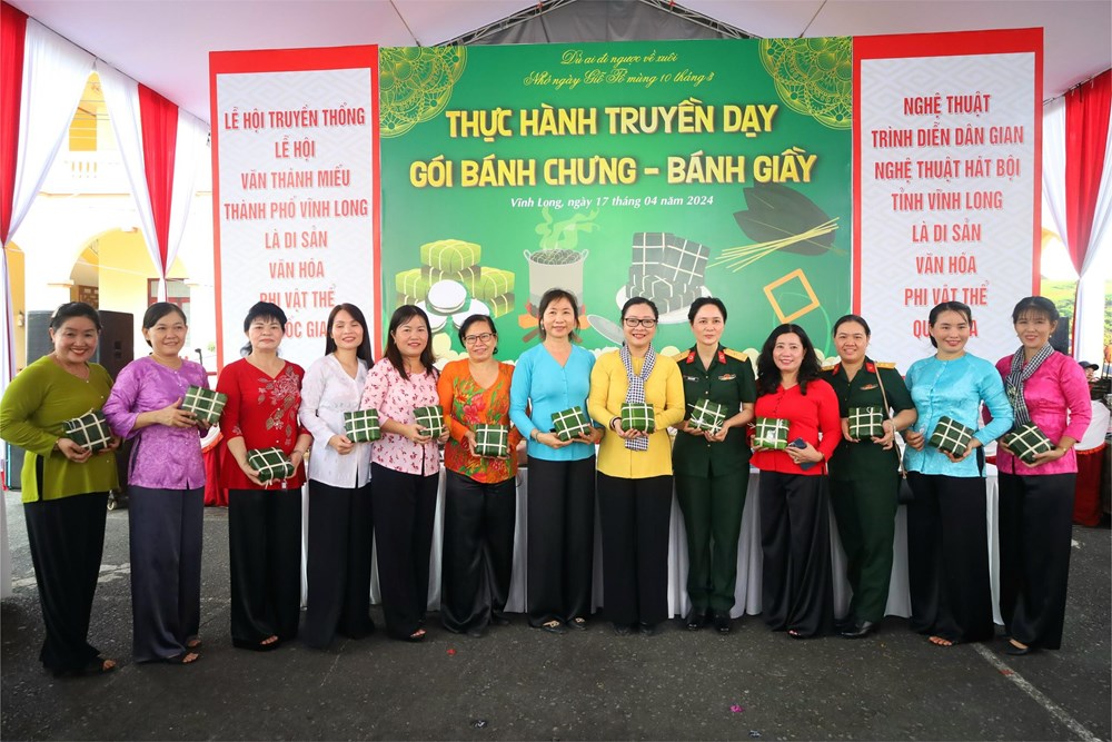 Vĩnh Long: Thực hành truyền dạy gói bánh chưng, bánh giầy - ảnh 1