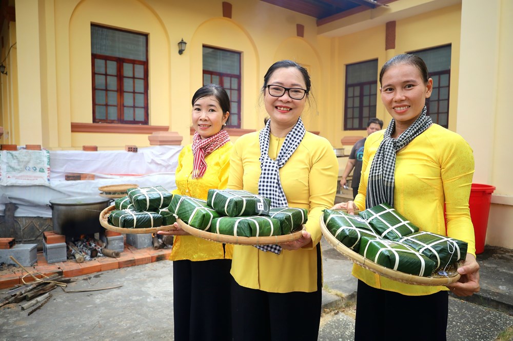 Vĩnh Long: Thực hành truyền dạy gói bánh chưng, bánh giầy - ảnh 4