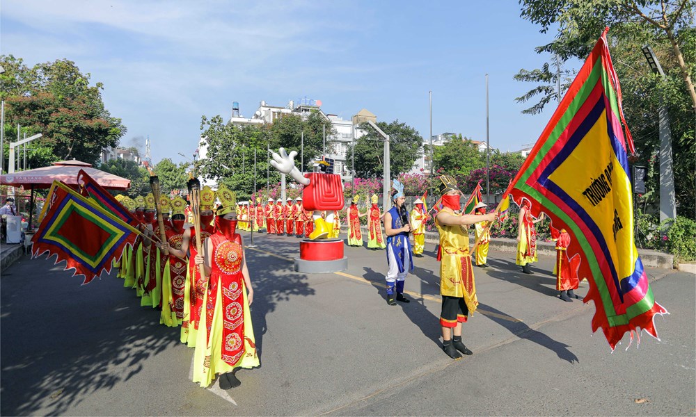 Việc hiểu rõ cội nguồn, bản sắc văn hóa dân tộc là cái nôi nuôi dưỡng tâm hồn người trẻ - ảnh 2