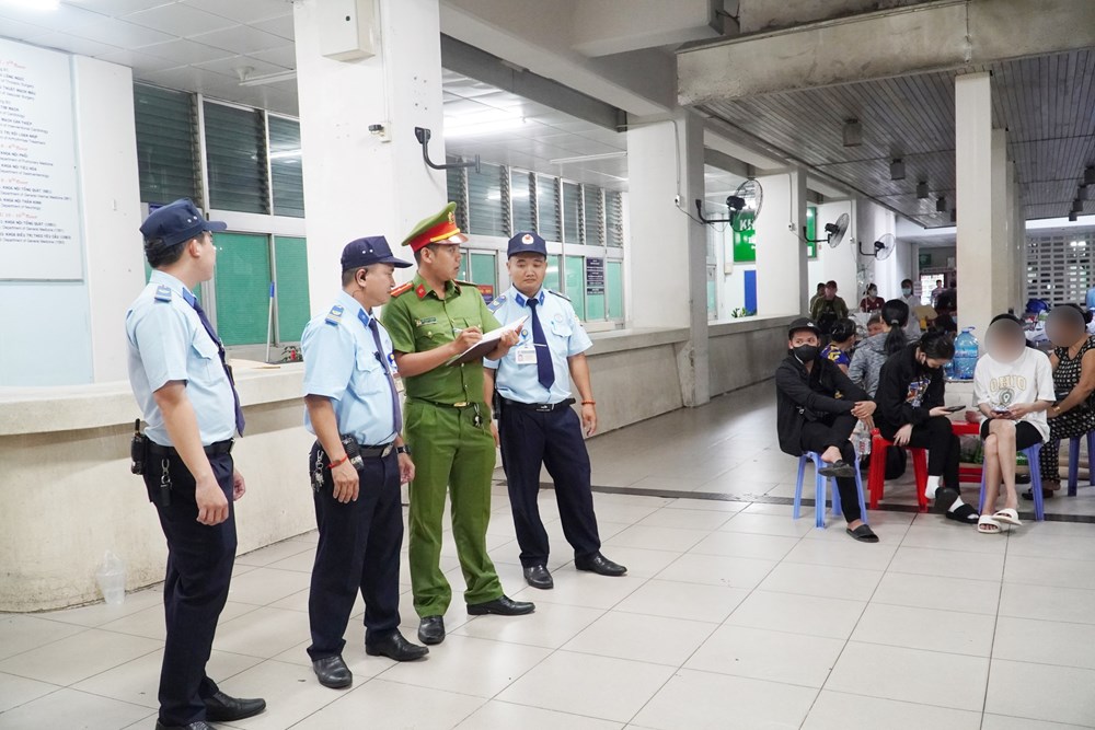 Nhiều nạn nhân bị chiếm đoạt tài sản khi ăn thực phẩm, thức uống của người lạ mời tại bệnh viện - ảnh 1