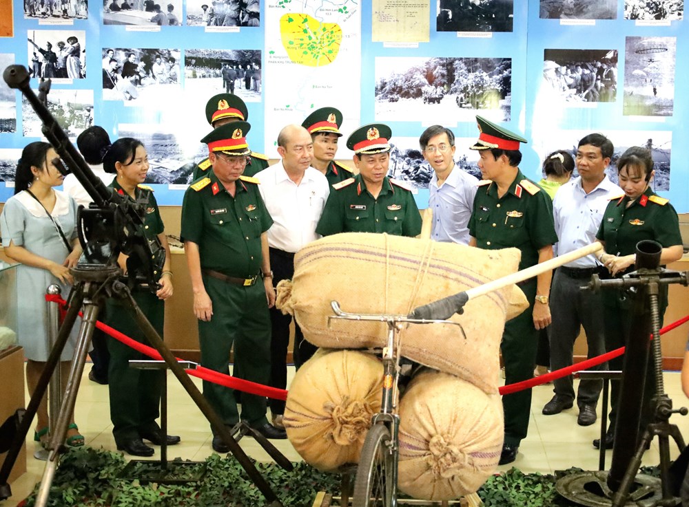 Quân khu 9 triển lãm “Chiến thắng Điện Biên Phủ - Sức mạnh Việt Nam thời đại Hồ Chí Minh” - ảnh 3