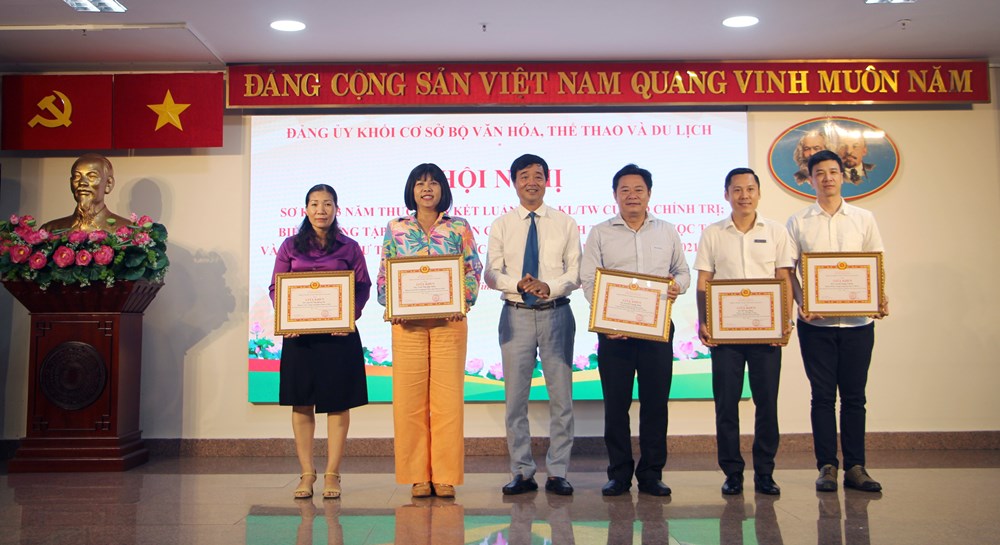 Biểu dương các tập thể, cá nhân thực hiện tốt việc học tập và làm theo Bác - ảnh 2
