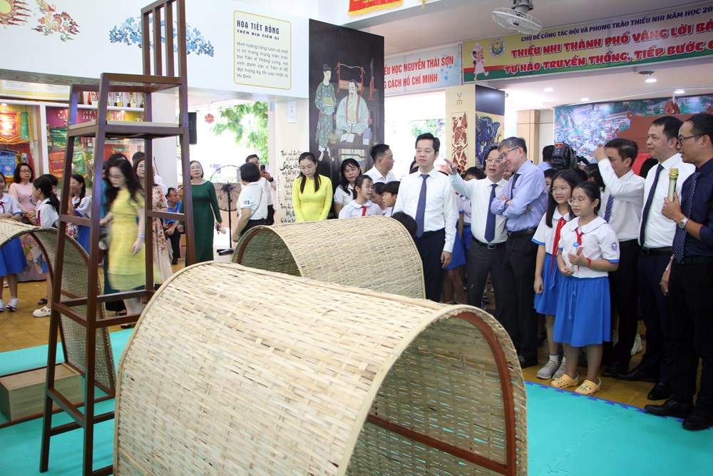 Triển lãm giới thiệu tinh hoa Đạo học Việt Nam đến với học sinh TP.HCM - ảnh 2