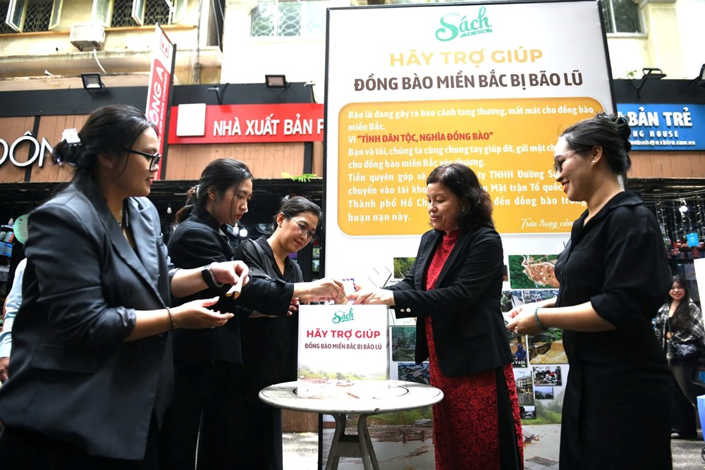 Hội Xuất bản Việt Nam trao 500 triệu đồng ủng hộ đồng bào bị bão lụt - ảnh 2