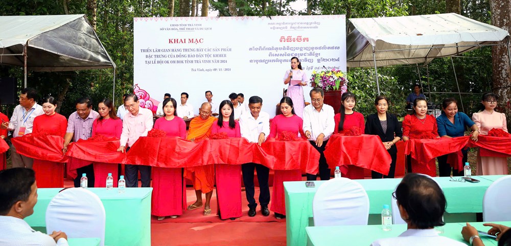 Triển lãm các sản phẩm đặc trưng của đồng bào dân tộc Khmer - ảnh 1