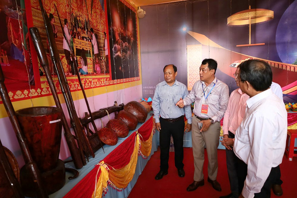 Triển lãm các sản phẩm đặc trưng của đồng bào dân tộc Khmer - ảnh 2