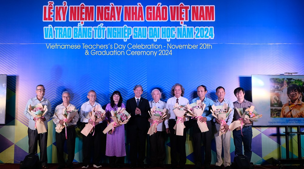 Trường ĐH Mỹ thuật TP.HCM kỷ niệm 20.11 và trao bằng tốt nghiệp sau đại học - ảnh 1