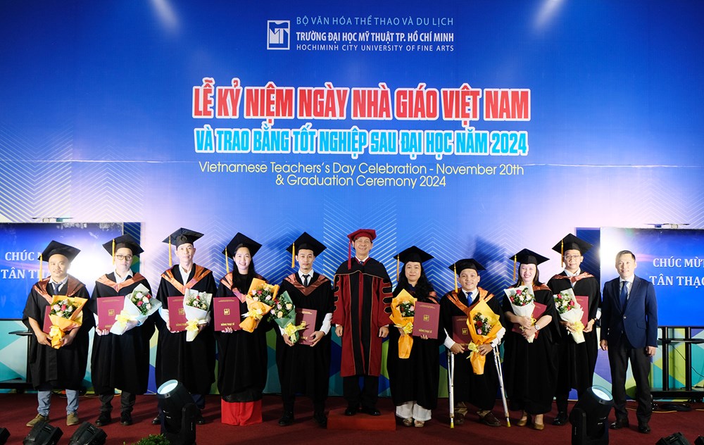 Trường ĐH Mỹ thuật TP.HCM kỷ niệm 20.11 và trao bằng tốt nghiệp sau đại học - ảnh 2