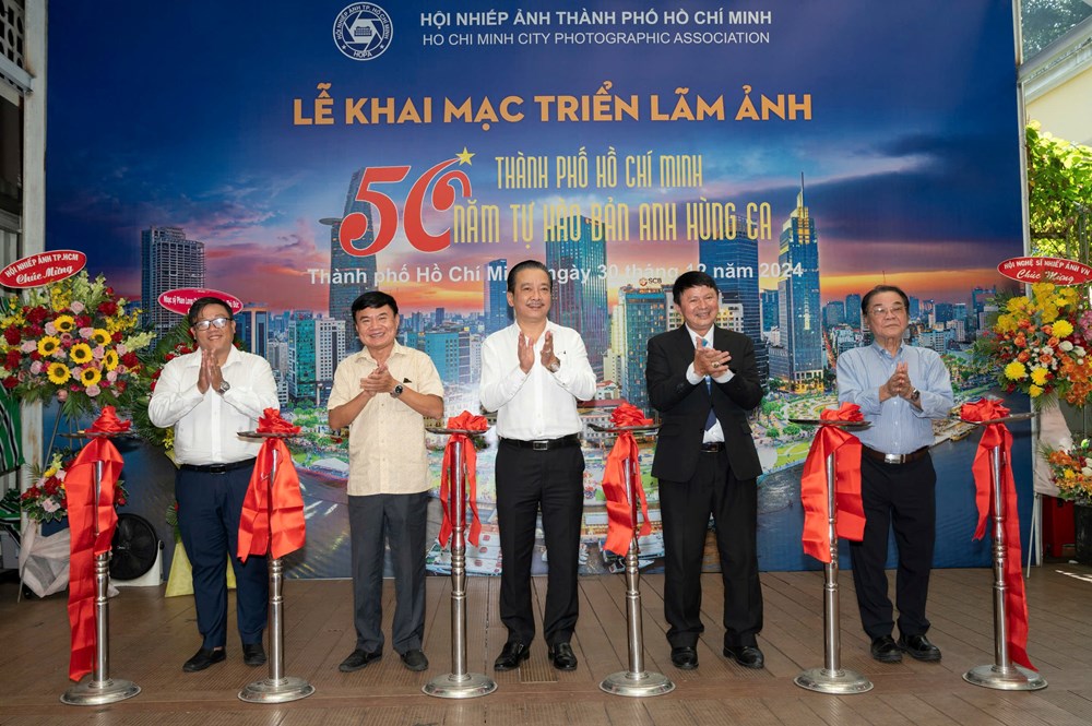 Triển lãm ảnh “TP.HCM - 50 năm tự hào bản anh hùng ca” - ảnh 1