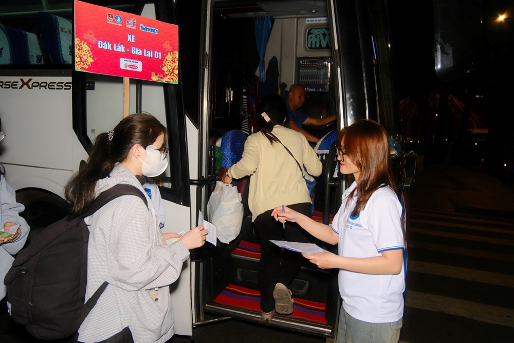 “Chuyến xe mùa xuân” Xuân Ất Tỵ 2025 đưa 2.000 sinh viên và người lao động khó khăn về quê đón Tết - ảnh 3