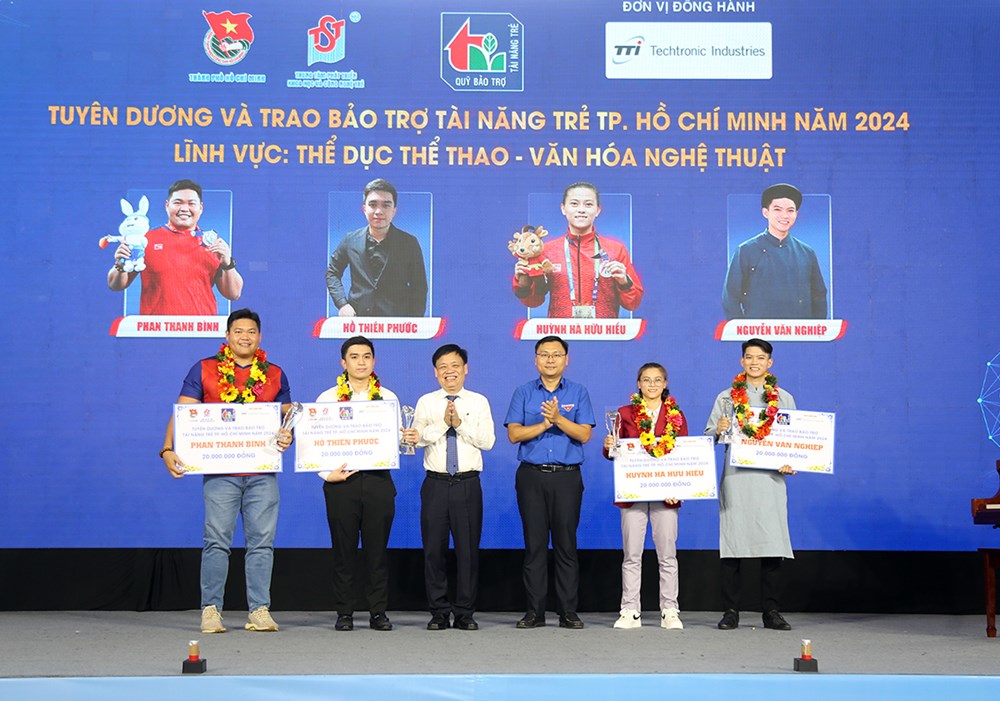 Tuyên dương và trao bảo trợ 12 tài năng trẻ - ảnh 2