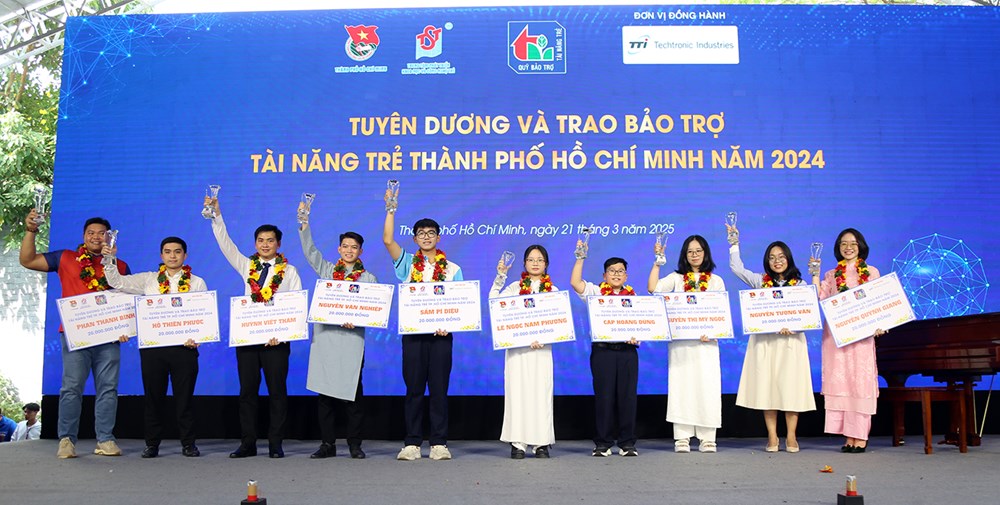 Tuyên dương và trao bảo trợ 12 tài năng trẻ - ảnh 3
