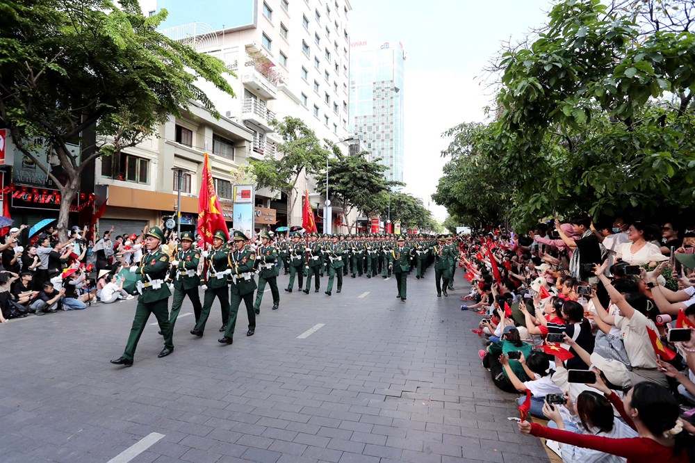 Đường phố rợp cờ hoa, lòng dân rộn ràng đón bước chân người lính - ảnh 2