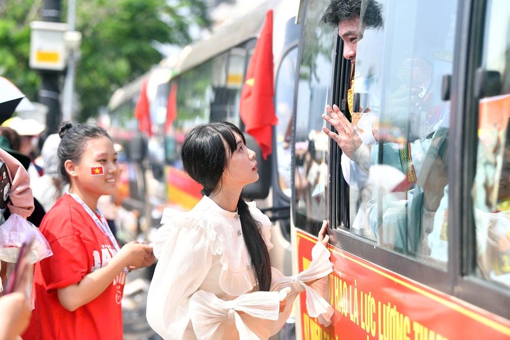 Đường phố rợp cờ hoa, lòng dân rộn ràng đón bước chân người lính - ảnh 6