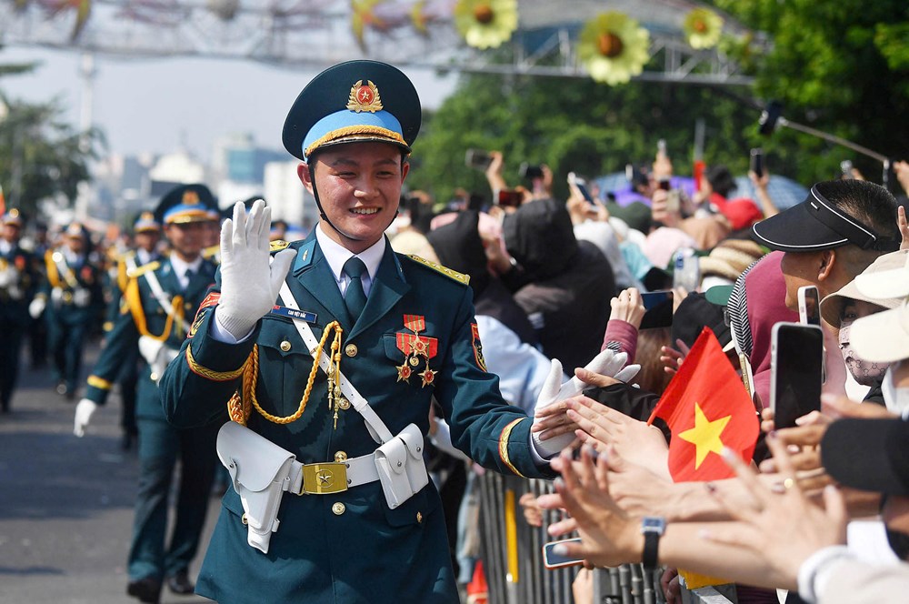 Đường phố rợp cờ hoa, lòng dân rộn ràng đón bước chân người lính - ảnh 3