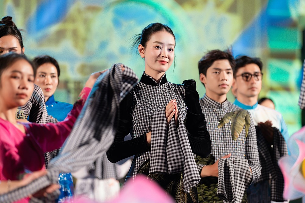 Các nàng hậu duyên dáng trong “Vũ điệu khăn rằn” tại đường đi bộ Nguyễn Huệ - ảnh 7