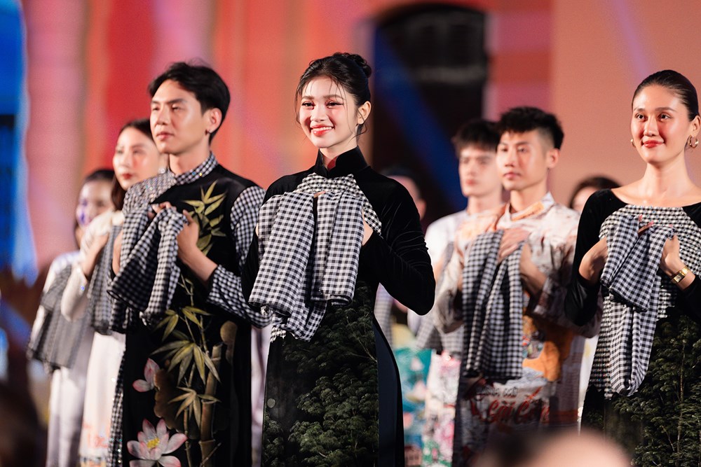 Các nàng hậu duyên dáng trong “Vũ điệu khăn rằn” tại đường đi bộ Nguyễn Huệ - ảnh 4