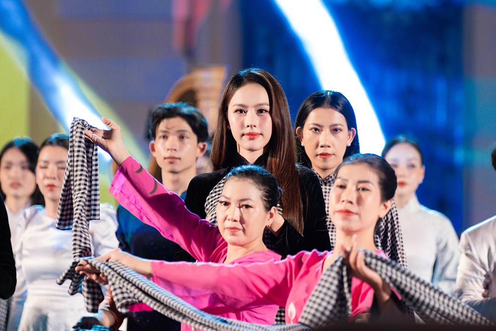 Các nàng hậu duyên dáng trong “Vũ điệu khăn rằn” tại đường đi bộ Nguyễn Huệ - ảnh 5