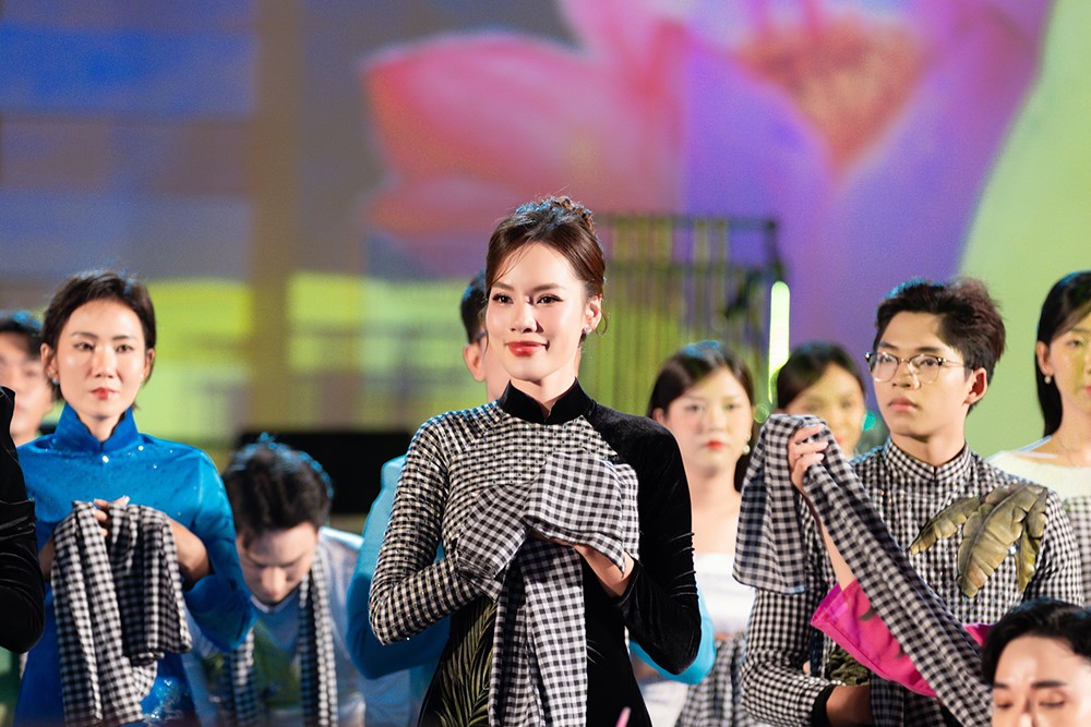 Các nàng hậu duyên dáng trong “Vũ điệu khăn rằn” tại đường đi bộ Nguyễn Huệ - ảnh 2