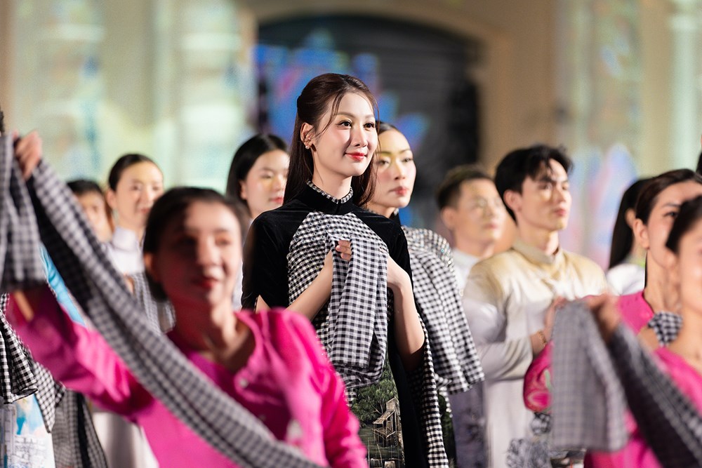 Các nàng hậu duyên dáng trong “Vũ điệu khăn rằn” tại đường đi bộ Nguyễn Huệ - ảnh 3