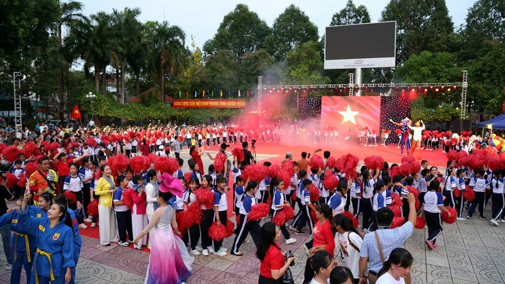 Sắc màu hội tụ - ảnh 2