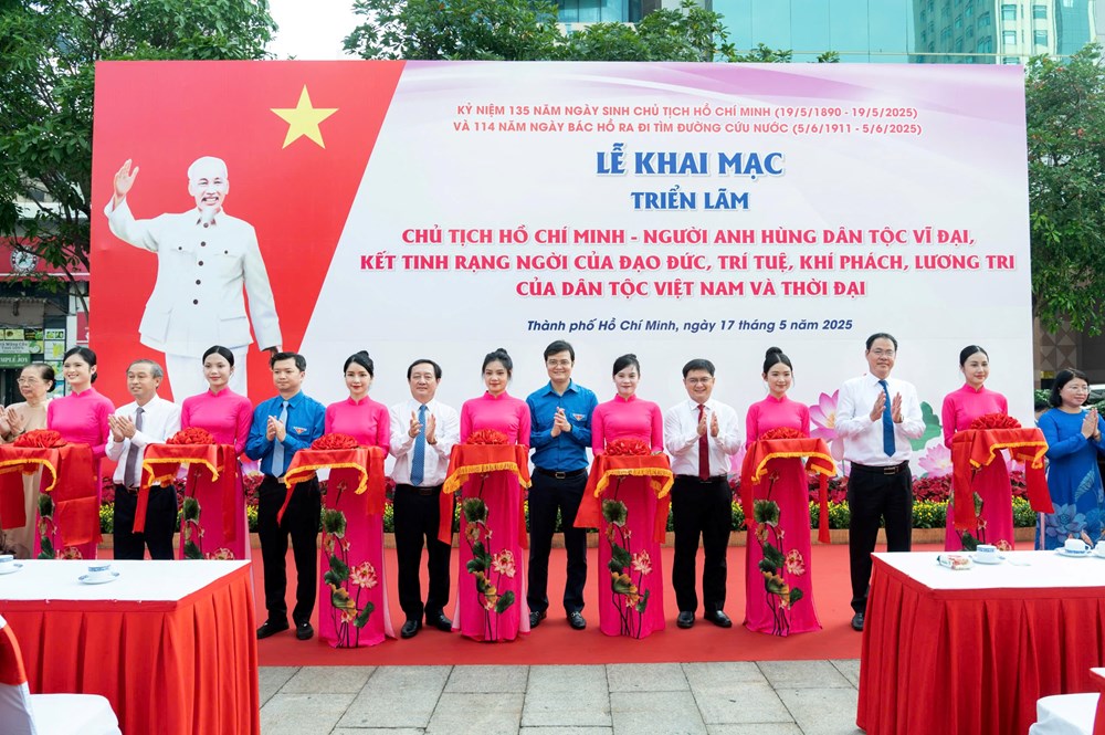 Khai mạc triển lãm ảnh “Chủ tịch Hồ Chí Minh – Người anh hùng dân tộc vĩ đại” - ảnh 1