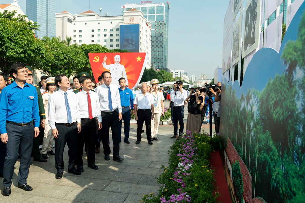 Khai mạc triển lãm ảnh “Chủ tịch Hồ Chí Minh – Người anh hùng dân tộc vĩ đại” - ảnh 3