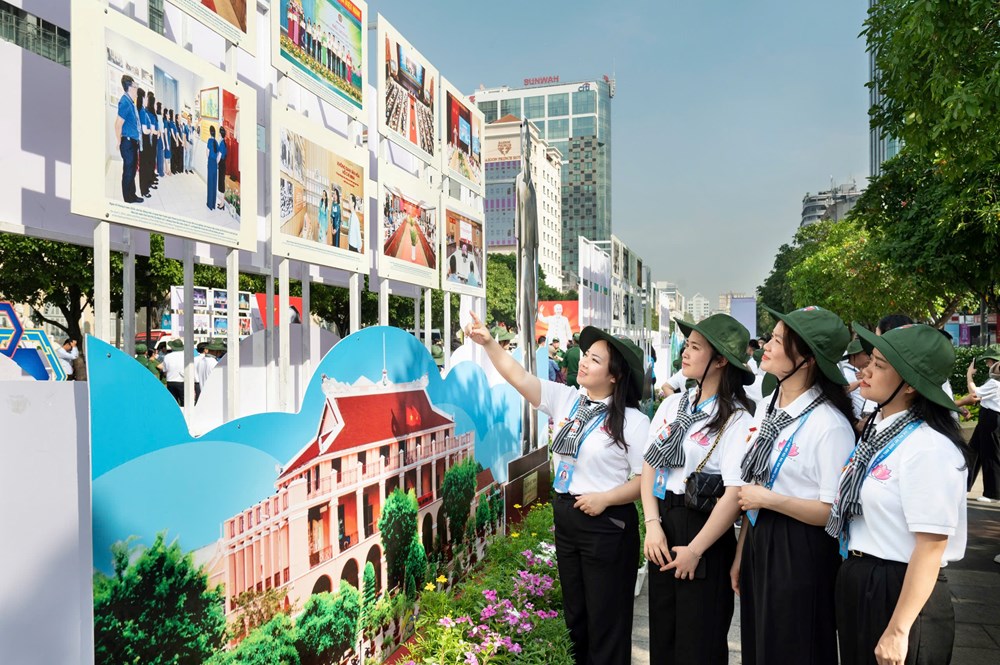 Khai mạc triển lãm ảnh “Chủ tịch Hồ Chí Minh – Người anh hùng dân tộc vĩ đại” - ảnh 5