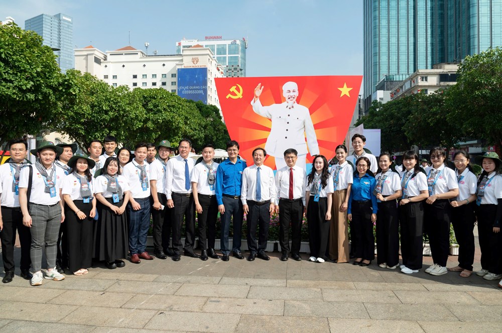 Khai mạc triển lãm ảnh “Chủ tịch Hồ Chí Minh – Người anh hùng dân tộc vĩ đại” - ảnh 8