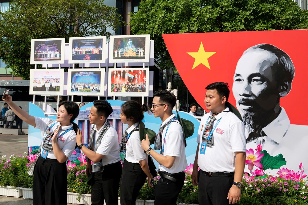 Khai mạc triển lãm ảnh “Chủ tịch Hồ Chí Minh – Người anh hùng dân tộc vĩ đại” - ảnh 7