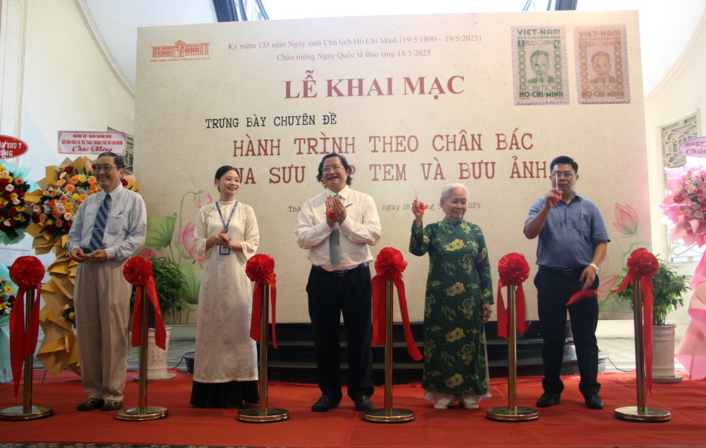 Ký ức Chủ tịch Hồ Chí Minh qua tem và bưu ảnh - ảnh 1