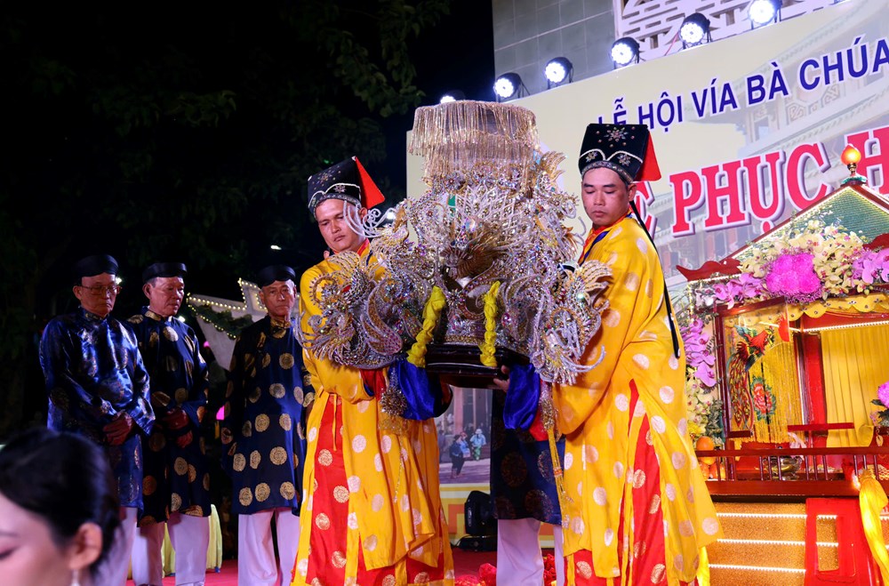 Độc đáo Lễ phục hiện rước tượng Bà Chúa Xứ núi Sam - ảnh 7