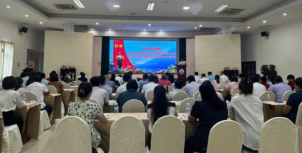 Bồi dưỡng kiến thức, kỹ năng ứng xử cho người hoạt động nghệ thuật biểu diễn - ảnh 1