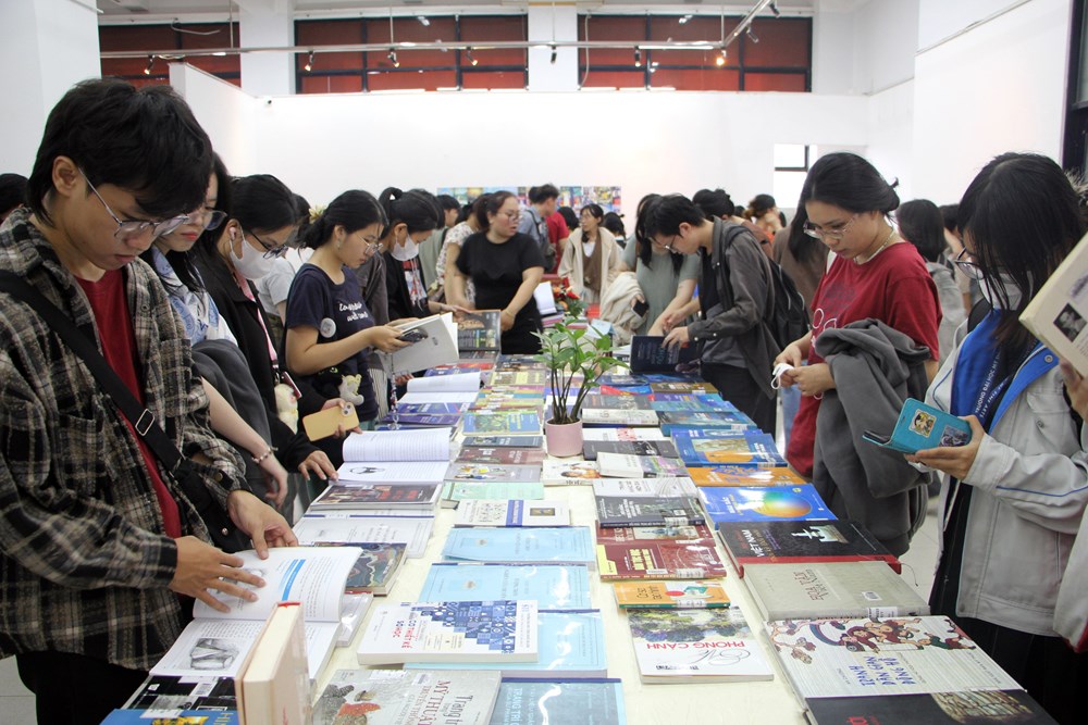 Trường ĐH Mỹ thuật TP.HCM tổ chức Ngày Sách và Văn hóa đọc năm 2025 - ảnh 3