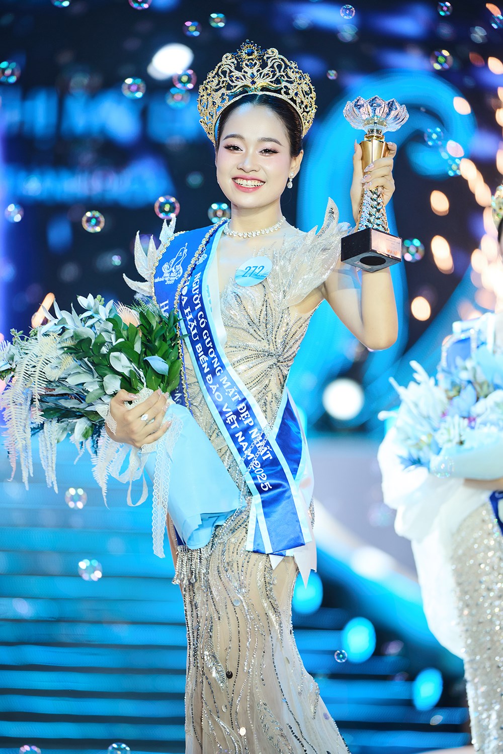 Nữ sinh Trường ĐH Văn hóa, Thể thao và Du lịch Thanh Hóa đăng quang Hoa hậu Biển đảo Việt Nam - ảnh 2