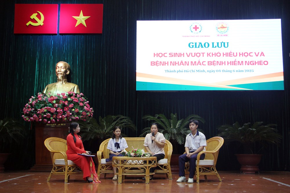 Trao học bổng học sinh và hỗ trợ kinh phí bệnh nhân mắc bệnh hiểm nghèo - ảnh 1