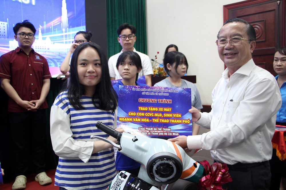 Trao tặng xe máy điện cho con em ngành Văn hóa - Thể thao có hoàn cảnh khó khăn - ảnh 1