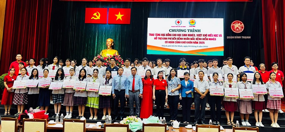 Trao học bổng học sinh và hỗ trợ kinh phí bệnh nhân mắc bệnh hiểm nghèo - ảnh 3