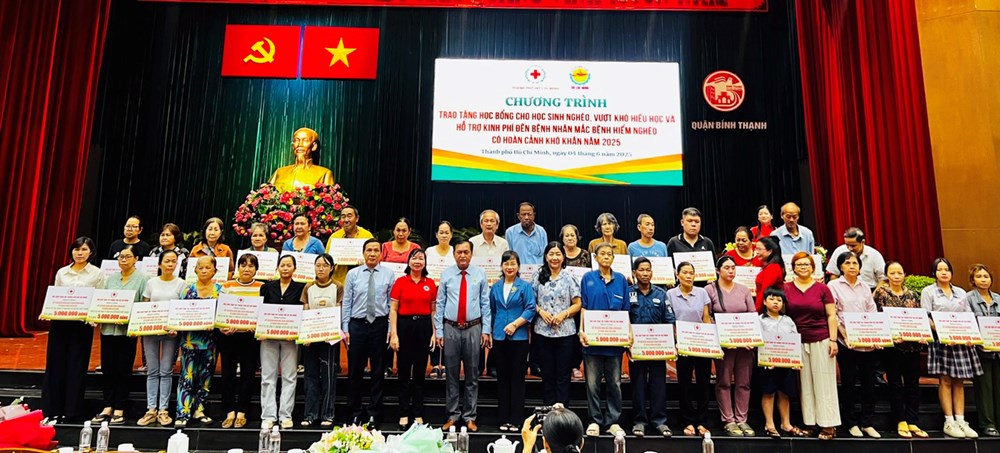 Trao học bổng học sinh và hỗ trợ kinh phí bệnh nhân mắc bệnh hiểm nghèo - ảnh 2